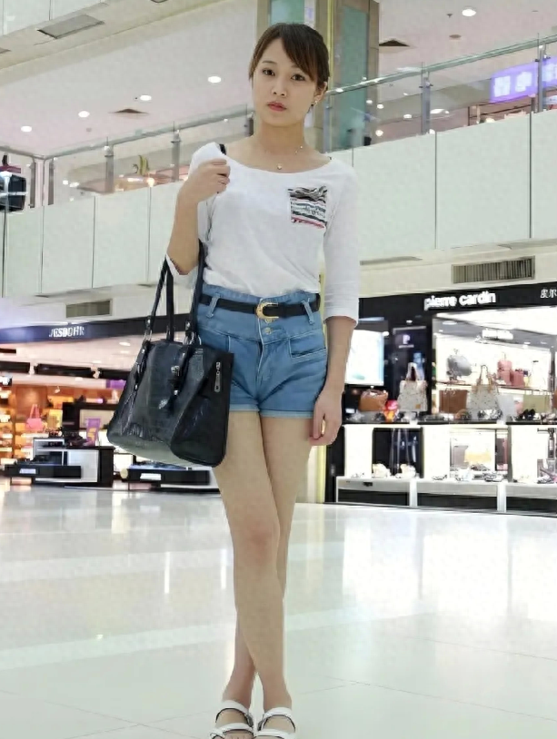 李思，李连杰与前妻黄秋燕的女儿，37岁的她真的很美！