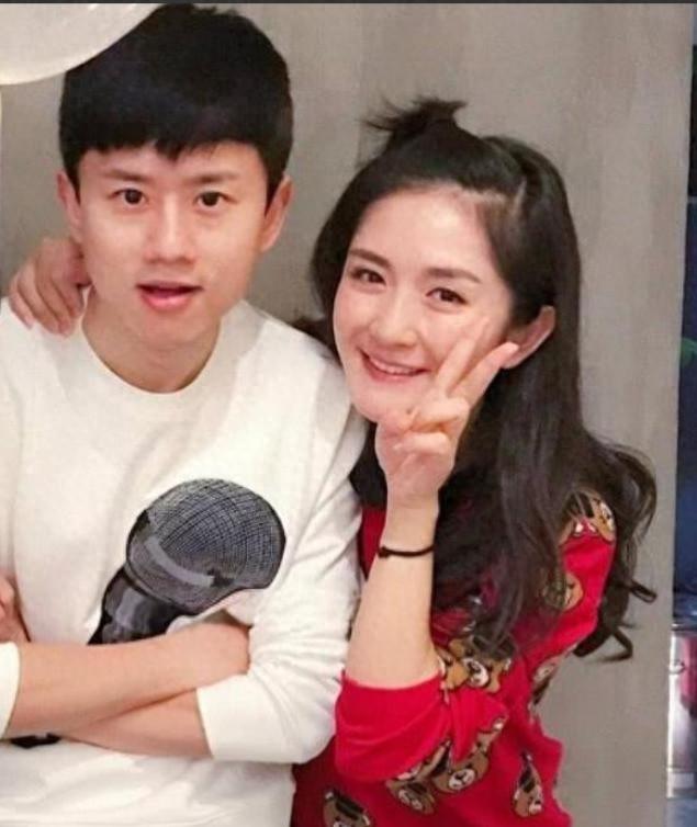 谢娜夫妇带三女儿外出，有谁注意跳跳俏俏的保姆？刷新了我的认知
