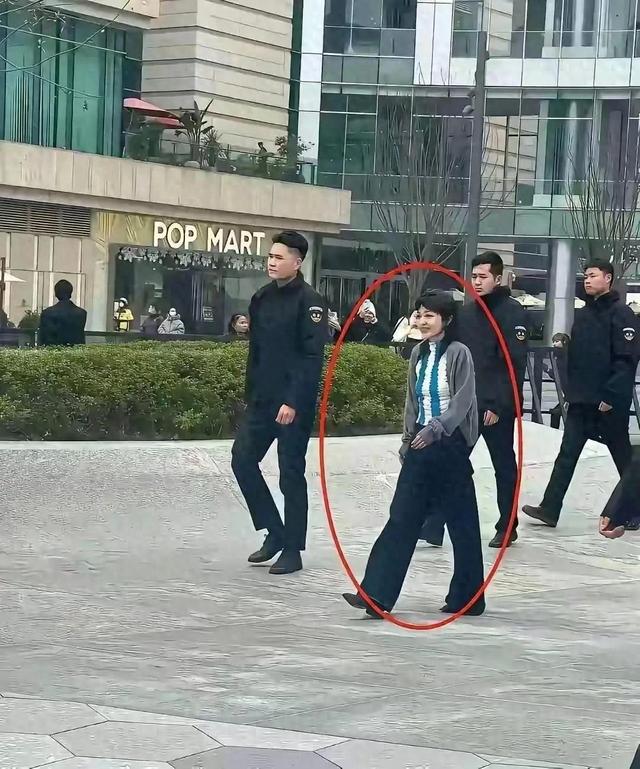 终于见到本人了 没有传说中那么漂亮 不是保安护驾 感觉就是一路人甲