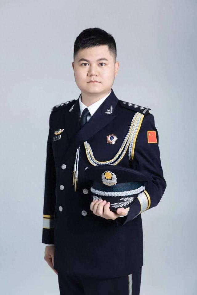 痛心！民警袁博琪突遭袭击，不幸牺牲