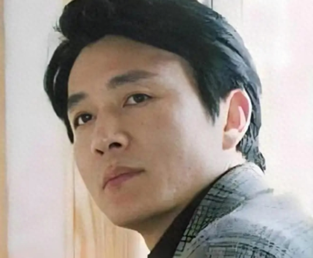 原来他早已去世，15岁演戏44岁走红，47岁患癌离世，哥哥是尔康爹