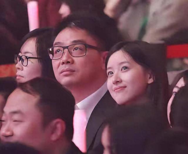 十年婚姻成笑话？32岁章泽天再次官宣喜讯，刘强东成为“过去式”