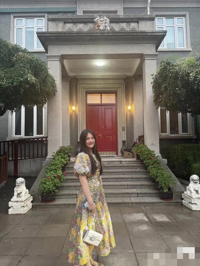 王诗龄半夜穿旗袍亮相自家北京小院，披头散发，中式恐怖氛围拉满