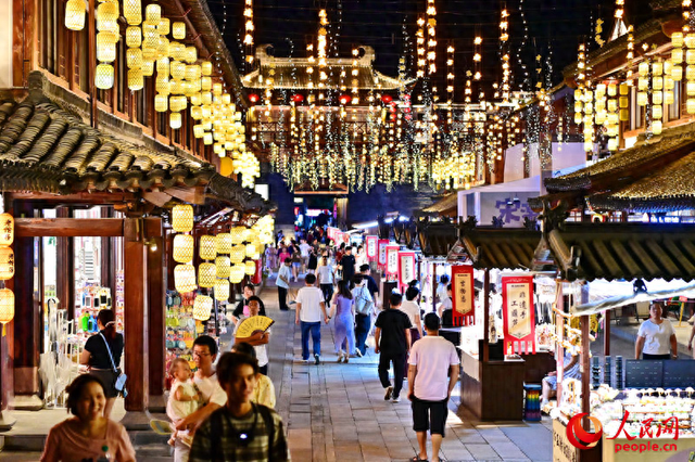逛赣南“夜市” 沉浸式感受宋韵文化与现代生活交融之美
