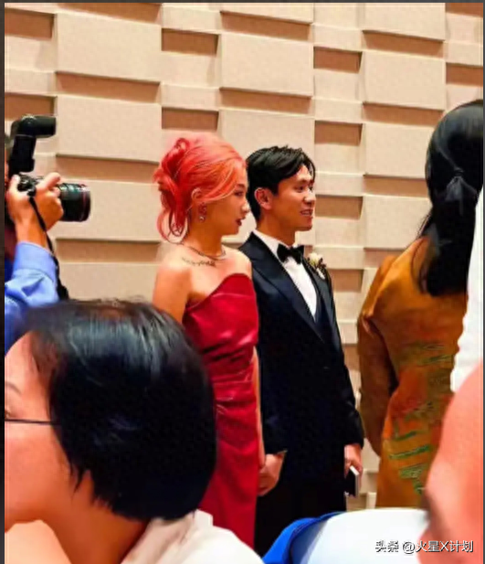 刘欢女儿举行婚礼！桌上摆了茅台，刘欢眼眶红了，新娘打扮掉价