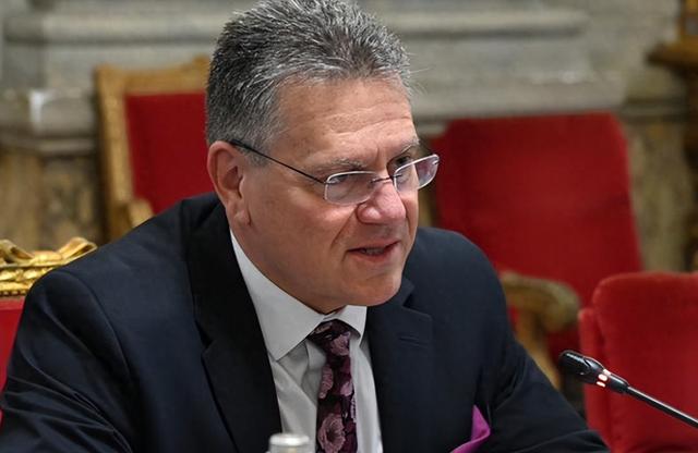 欧盟想要的稀土，中方给了，马克龙转身要求2选1，中方反将一军