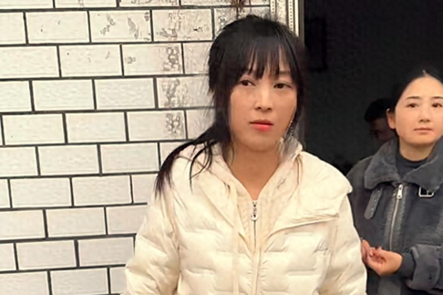 呆呆妹也没想到，杀猪宴收官才1天	， 一家人就走上了大衣哥的老路