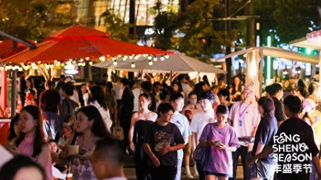 2025“丰盛季节”浪漫开启，续航精彩夜上海