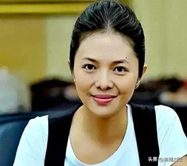 曾是央视知名主持，如今桂林街头买菜！她的选择为何让人深思？