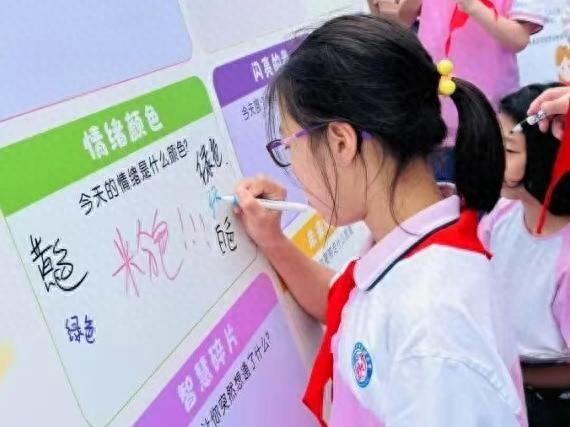 手机日记破解版（世界精神卫生日早发现孩子心理问题）