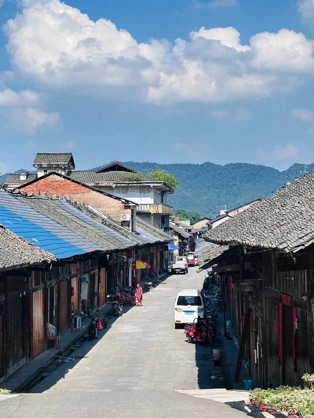 成都自驾一日游，千年古镇+国保石塔+多彩小镇，这冷门线路值得玩