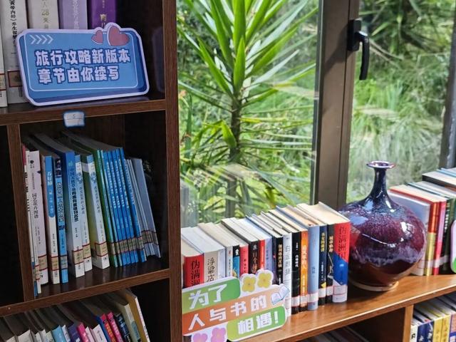 初冬，来安宁玉龙湾这个暖洋洋的图书馆坐一坐吧～