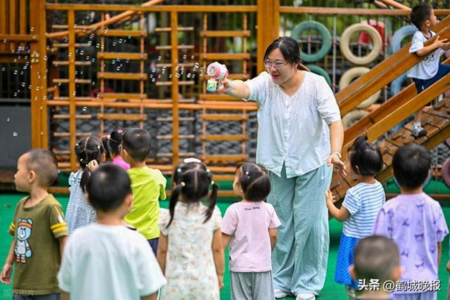公办幼儿园突然免学费！民办园老板连夜算账，家长却愁得睡不着：转园还是硬扛？