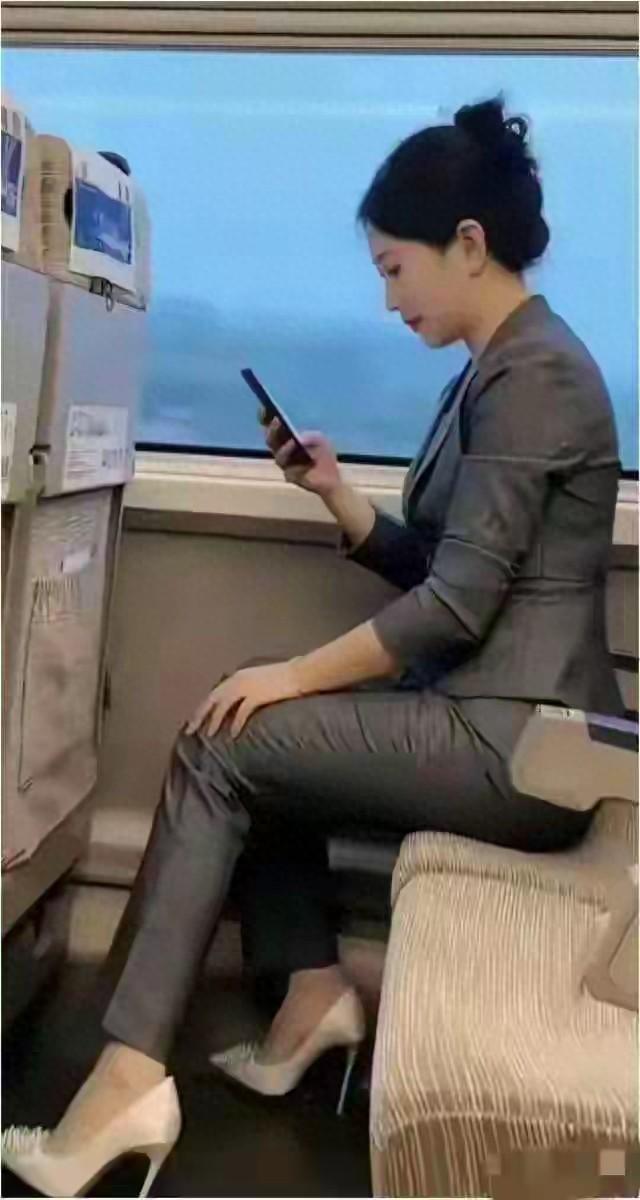 高铁上看到如此精致的女人	，看样子是个成功人士，啥人能配上她呢