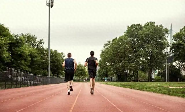 晨跑3年，我终于懂了：能早起跑步的人，早就重启了人生