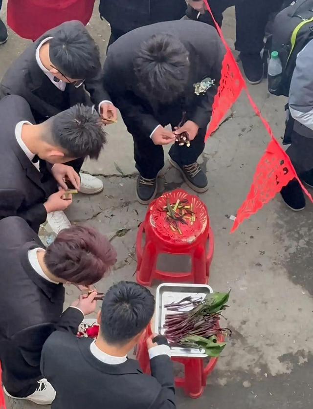 结婚时怎样闹新郎（婚前必考科目新郎接亲被要求做这事网友强烈建议全国推广）