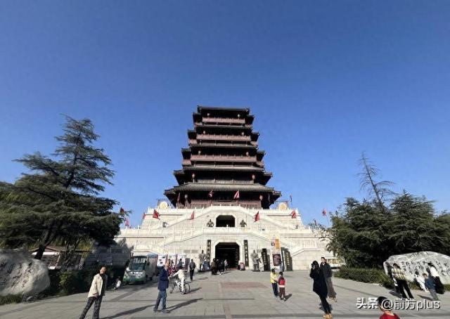 暖阳映照汉城湖 游人如织享冬趣