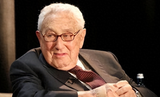 中美一旦开战，美军将全面轰炸中国？基辛格曾称：中美正走向悬崖