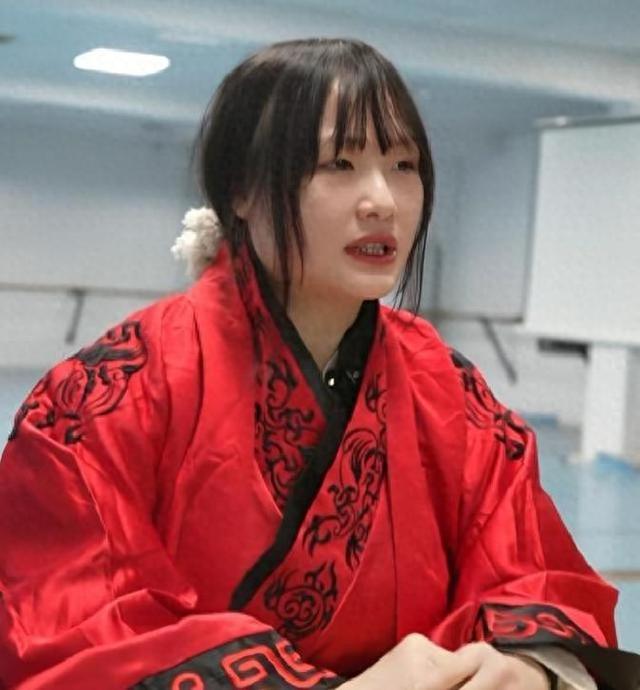 当年地震被救的小女孩，嫁给了年长12岁的兵哥哥，恶心一幕发生了