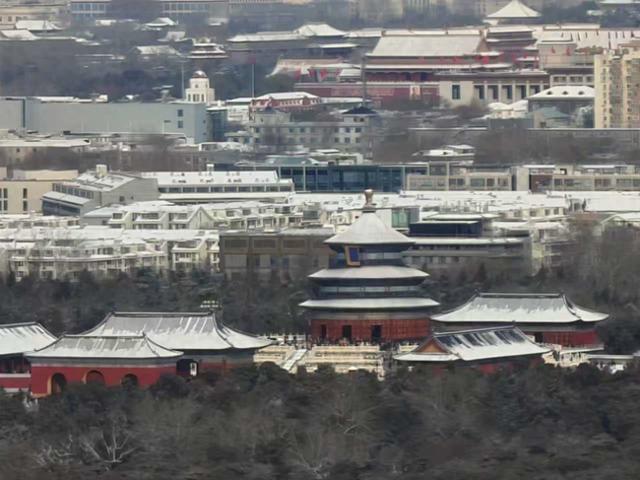 雪后天坛和天安门“同框”，市民出门赏雪忙