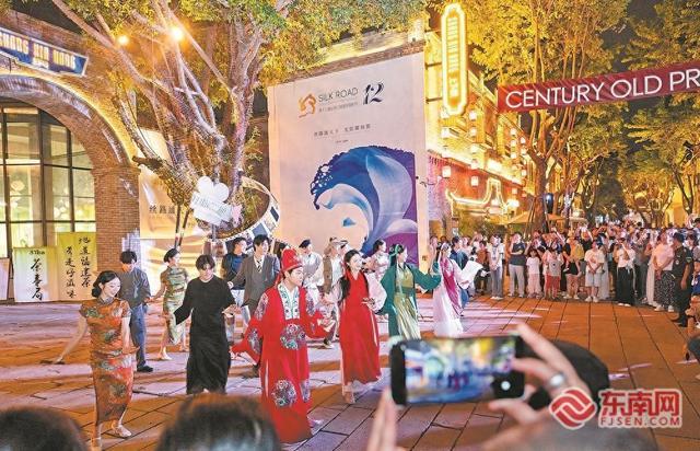 福州上下杭街区“电影节特别场”主题巡游热闹上演