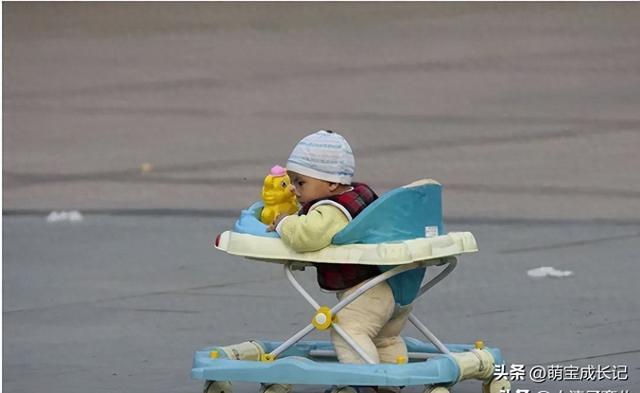 孩子几个月可以坐学步车（宝宝几个月可以坐学步车坐学步车需要注意哪些事项）