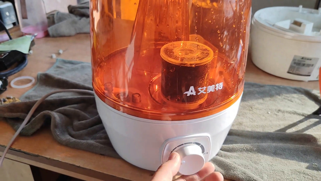 加湿器亮红灯不出雾是什么原因（加湿器红灯亮不出水雾）