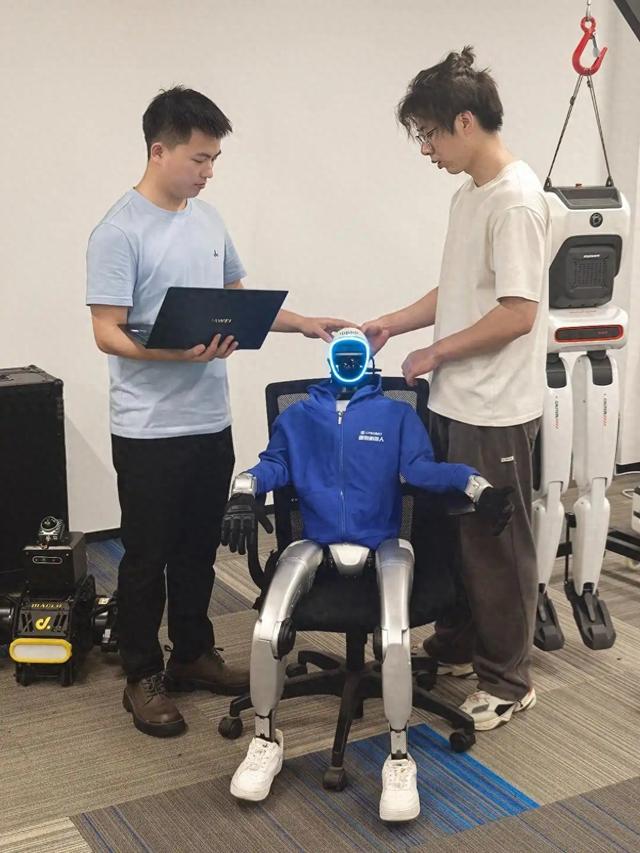 自主移动人形机器人领域隐形冠军：武汉朗毅“具身小脑”抢占超八成市场份额