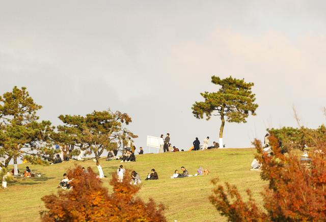 【图集】冬日暖阳 月亮湖公园里游客多