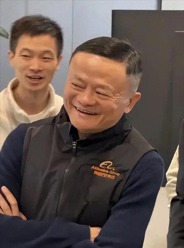 马云年纪上来了，面部发福，没有了以前那瘦瘦的形象看着还顺眼 ​