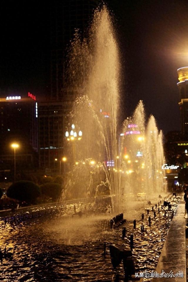 成都天府广场喷泉：水舞灵动映蓉城