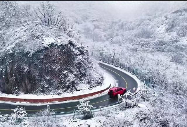 美到窒息！立冬航拍北京延庆的雪，天地间铺展水墨长卷！