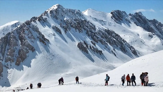 200多人徒步冷龙岭，有人高反有人失温被困雪山，最终结果如何？