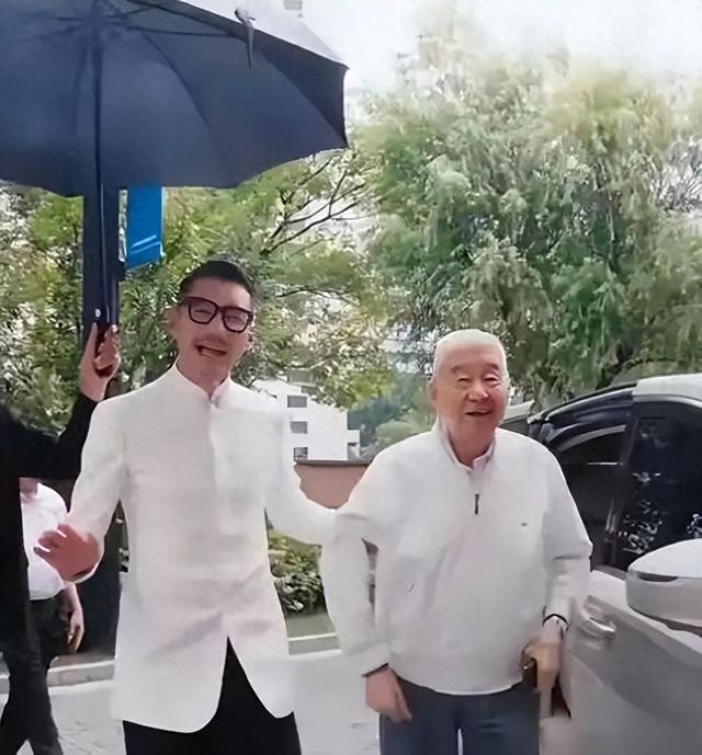 胡兵的老父亲，已89岁，年轻时一定挺帅气，生了俩儿子都气宇不凡