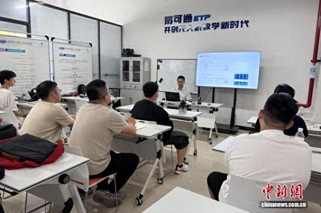 西安暑期迎来无人机考证“热潮” 低空经济领域成就业“新赛道”