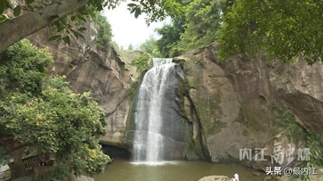 夏日瀑布成“网红” 内江水景人气旺