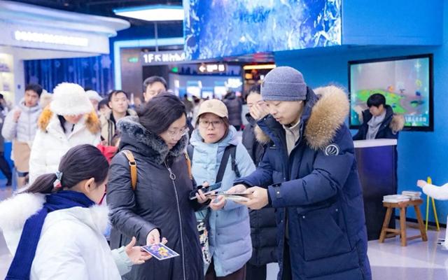 今天的梦幻冰雪馆，每一位游客都收到了一份“可以带走的冬天”！