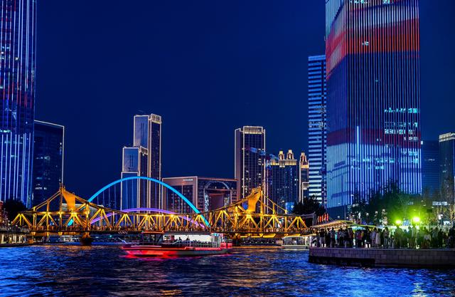 漫步海河畔 共享城市灯光秀