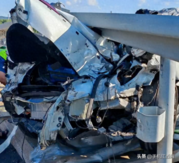 情侣自驾游发生猛烈车祸，死里逃生后立即领证，“车基本被挤扁，两人仅受皮外伤”