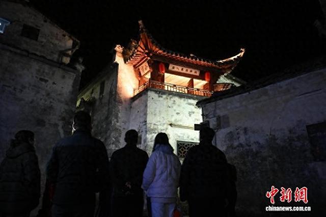 海外华媒访西递 古村“夜态”拓新境