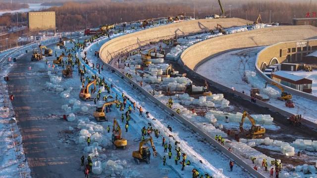 哈尔滨冰雪大世界新动态：“雪人一家”雪坯初具形态