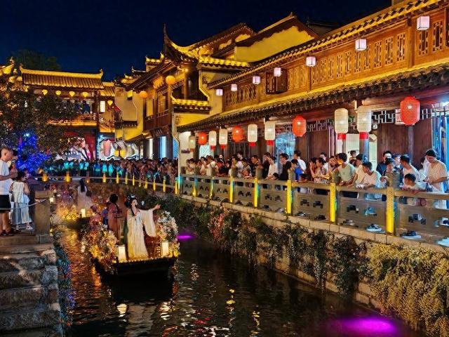 云梦：“狂人夏浪季”万人夜游祥云湾