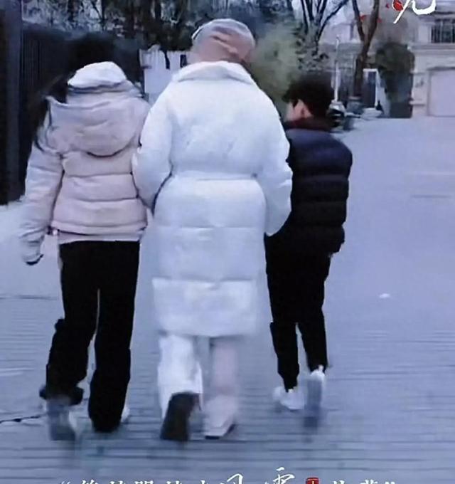 张兰带孙女滑冰，11岁玥儿全程牵奶奶！背影越来越像大S！