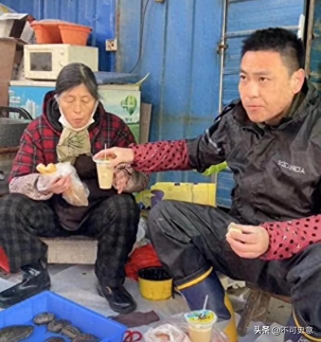 5位过气明星回归农村生活，风光不再，摆摊卖茶叶蛋，种地养猪