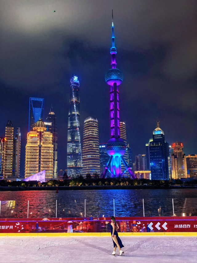 上海首个450㎡浦江冰场！飘雪、市集、和陆家嘴三件套同框，出片率100%→