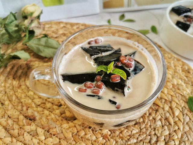 烧仙草奶茶里面都有哪些配料（在家自制烧仙草奶茶）
