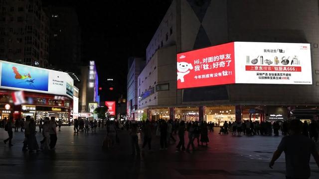 苹果新品发售，火出圈的却是TA