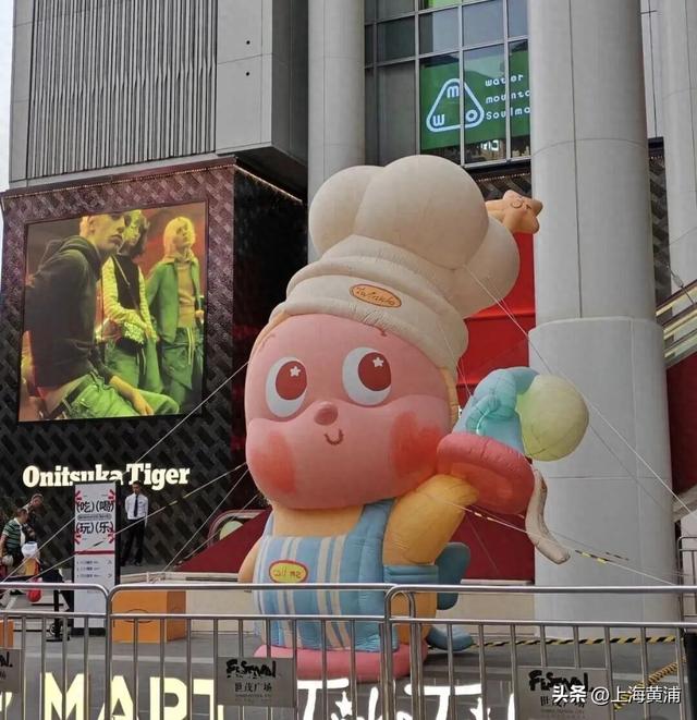 谁懂啊！盲盒开到外滩南京路，超大号暖萌“星星人”已经占领“C位”，粉丝游客从五湖四海赶来！
