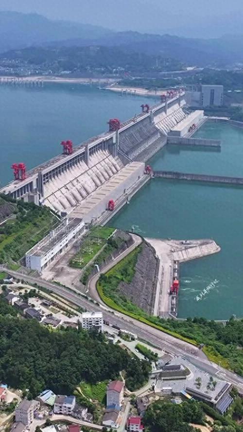 有一个问题一直搞不明白，长江入海口为什么不建一座大坝及船闸