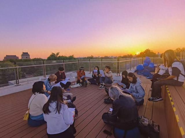 钟鼓楼旁，这座文创园夏夜人气儿旺！露台也已开放